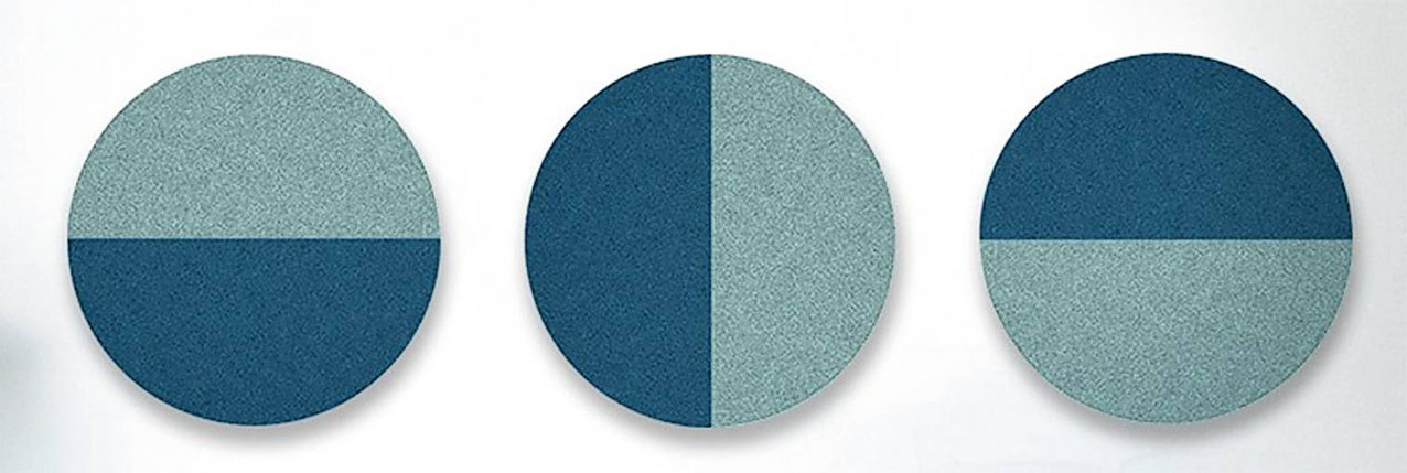 In poliuretano espanso autoestinguente, spessore 4 cm, con finitura a smalto colorato, i pannelli Poliverb Sfera di Noverb Design si applicano a parete e soffitto. A forma di semisfera, hanno Ø 30/45/60 cm. Una confezione da 30 pezzi, Ø 30 cm, costa 250 euro.