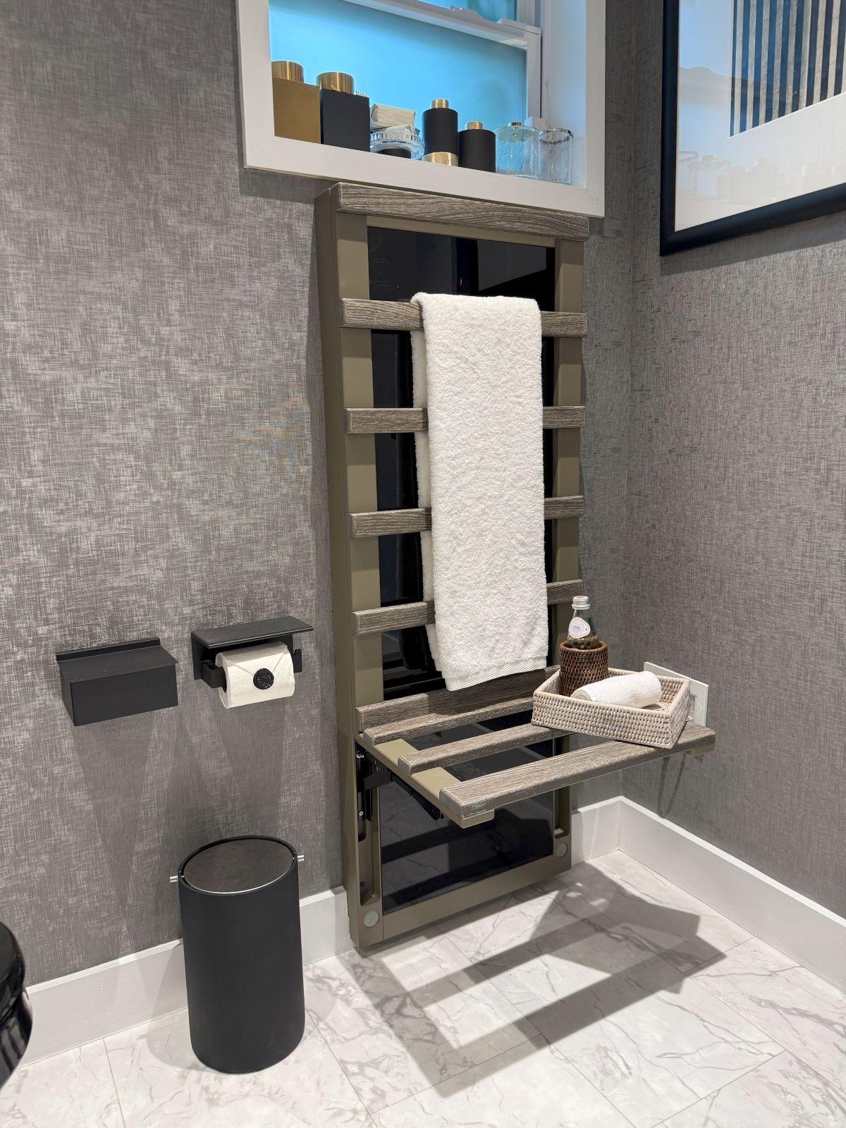 Il pannello sauna Mito di Olmar è un apparecchio multifunzionale rivestito da una struttura in legno Iroko dotata di una pratica seduta reclinabile, facile da sollevare per potersi accomodare per fare la sauna. Il sedile, una volta utilizzato, si richiude completamente per non occupare spazio. Utilizza la tecnologia dei raggi infrarossi lontani (FIR – Far Infrared Rays), conosciuti anche come “raggi biogenici” o “raggi della vita”, che penetrano nei corpi producendo un aumento della temperatura cutanea e sottocutanea: un processo che crea benessere termico senza dover riscaldare l’aria e senza necessità di interventi d’installazione invasivi. L’apparecchio asciuga e purifica salviette, accappatoi, asciugamani e indumenti, eliminando cattivi odori e umidità. Inoltre purifica l’ambiente e gli arredi coniugando gli effetti benefici dei FIR alle proprietà antibatteriche e antimicrobiche dell’argento ionico. Per l’installazione necessita solo di una parete libera e di un allacciamento elettrico. Misura L 49,5 x P 9 x H 120 cm. Prezzo, Iva esclusa, 2.960 euro. www.olmar1957.it