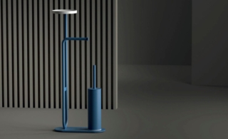 È multifunzionale la piantana WC Tratto di Progetto Group con design di Danilo Fedeli. Dalle linee morbide e sinuose è dotata di vassoio, portasalviette e portascopino. Misura L 31 x P 15 x H 72 cm. Prezzo, Iva esclusa, 426 euro. www.progetto-group.it