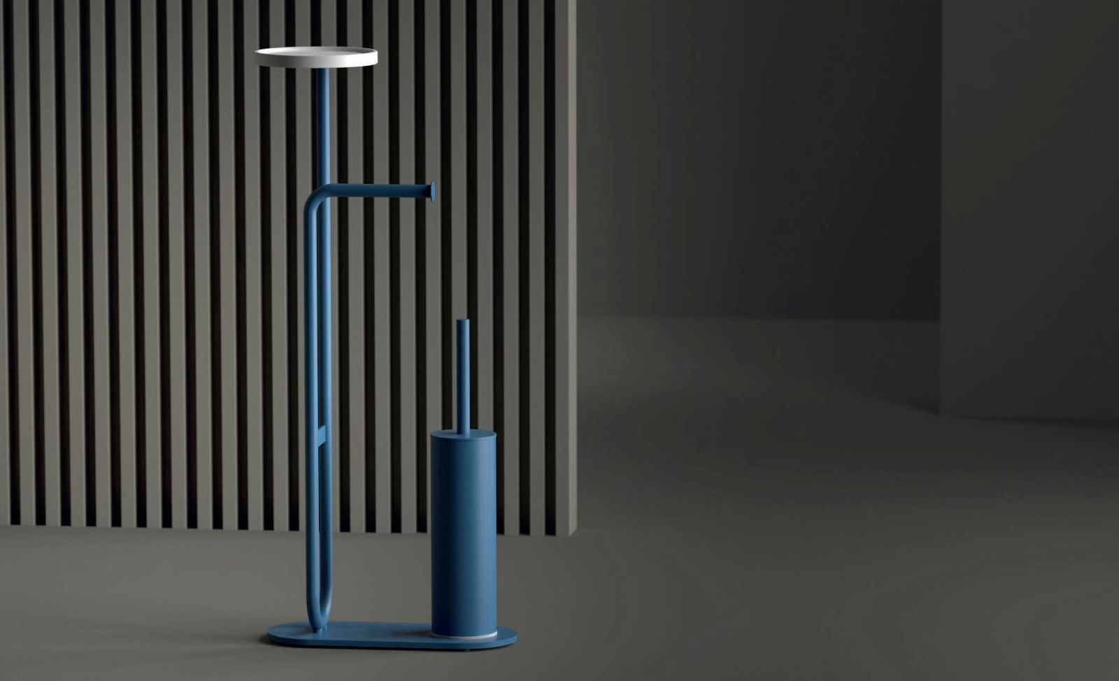 È multifunzionale la piantana WC Tratto di Progetto Group con design di Danilo Fedeli. Dalle linee morbide e sinuose è dotata di vassoio, portasalviette e portascopino. Misura L 31 x P 15 x H 72 cm. Prezzo, Iva esclusa, 426 euro. www.progetto-group.it