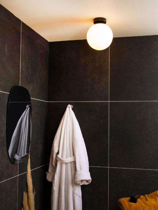 La piccola plafoniera Lido di Aneta in vendita su Westwing può essere collocata in bagno ed è dimmerabile. Il diffusore rotondo è realizzato in vetro opale bianco che dà vita ad un raffinato contrasto con la ghiera in metallo nero. Codice IP23. Misura Ø 20 x H 23 cm. Prezzo 57,99 euro. https://www.westwing.it La piccola plafoniera Lido di Aneta in vendita su Westwing può essere collocata in bagno ed è dimmerabile. Il diffusore rotondo è realizzato in vetro opale bianco che dà vita ad un raffinato contrasto con la ghiera in metallo nero. Codice IP23. Misura Ø 20 x H 23 cm. Prezzo 57,99 euro. https://www.westwing.it