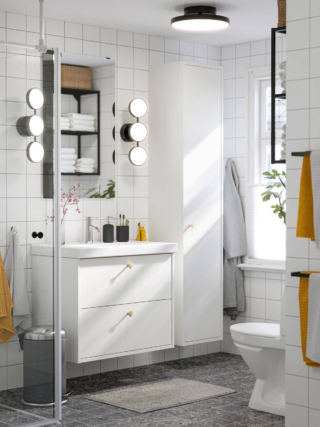 Design contemporaneo per le plafoniere a Led Kabomba di Ikea Italia che garantiscono una luminosità regolabile perfetta per truccarsi o radersi. Hanno la struttura realizzata in acciaio rivestito a polvere nero e i diffusori rotondi in policarbonato bianco. I LED consumano circa l'85% di energia in meno e durano 20 volte di più delle lampadine a incandescenza. Codice IP44. Misurano Ø 14 x H 47 cm. Prezzo 69,95 euro cad. https://www.ikea.com Design contemporaneo per le plafoniere a Led Kabomba di Ikea Italia che garantiscono una luminosità regolabile perfetta per truccarsi o radersi. Hanno la struttura realizzata in acciaio rivestito a polvere nero e i diffusori rotondi in policarbonato bianco. I LED consumano circa l'85% di energia in meno e durano 20 volte di più delle lampadine a incandescenza. Codice IP44. Misurano Ø 14 x H 47 cm. Prezzo 69,95 euro cad. https://www.ikea.com
