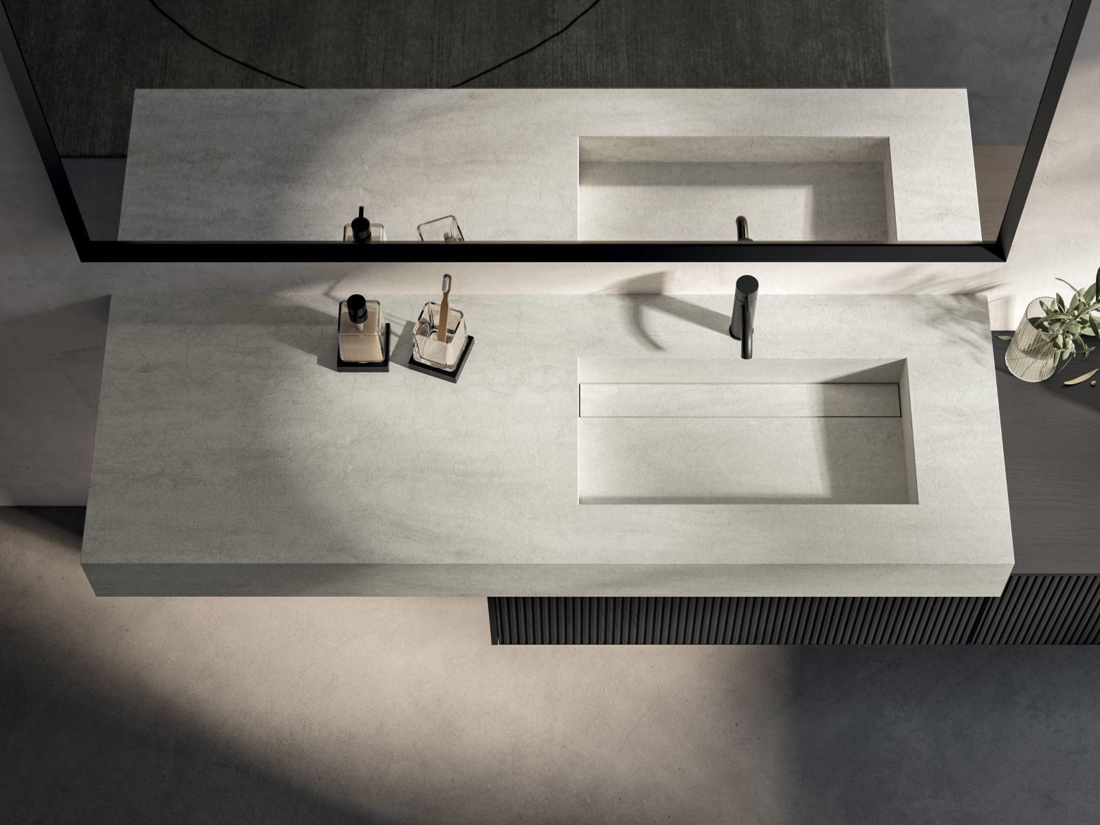 Sono in vetro satinato con base in metallo il portabicchiere e il portasapone di Inda. Il portabicchiere misura L 9,2 x P 9,2 x H 11, 2 cm e costa, con base metallo nero opaca come in foto, 88,30 euro. Il portasapone misura L 10,5 × P 10,5 × H 3,7 cm e costa, nella stessa finitura del portabicchiere, 78,70 euro. Sono disponibili in altre finiture con altri prezzi. www.inda.net