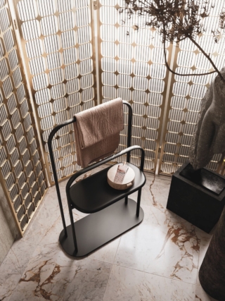 Il portasalviette a terra Almond di Arbi Arredobagno è realizzato in alluminio nero con mensola laccato opaco colore o metal. Misura L 60 x P 25 x H 87,5 cm. Prezzo su richiesta. www.arbiarredobagno.it