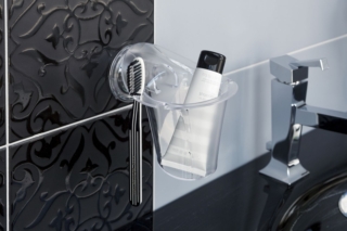 Il portaspazzolini trasparente della collezione Light di Bama è dotato di sistema di bloccaggio con ventosa ad altissima tenuta che permette la massima aderenza a tutte le superfici lisce. La ventosa ad altissima tenuta aderisce a tutte le superfici lisce e si blocca e si sblocca con un semplice gesto. È realizzato in policarbonato. Misura L 12,2 x P 13,1 x H 12,8 cm. Prezzo 5,80 euro. www.bamagroup.com