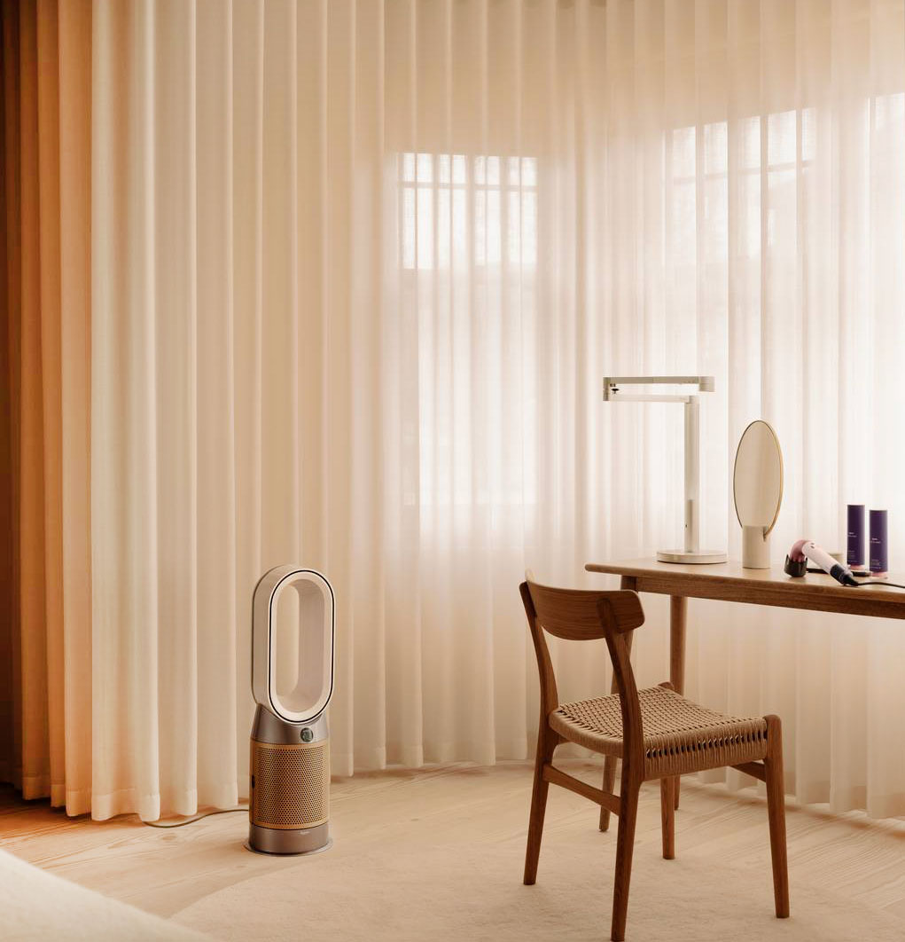 Il purificatore termoventilatore Purifier Hot+Cool HP2 De-Nox di Dyson grazie al nuovo filtro K-Carbon cattura fino al 50% in più di biossido di azoto (NO₂) rispetto ai filtri tradizionali: questa tecnologia combina assorbimento chimico e cattura fisica dei gas. Riscalda in inverno e, in modalità Auto, reagisce automaticamente per rimuovere le particelle inquinanti, consumando energia solo quando necessario. Compatibile con l’app MyDyson, Purifier Hot+Cool HP2 De-Nox monitora in tempo reale la qualità dell’aria per ottimizzare il comfort domestico. Misura Ø 25 x H 76 cm. Prezzo 799,00 euro. www.dyson.it