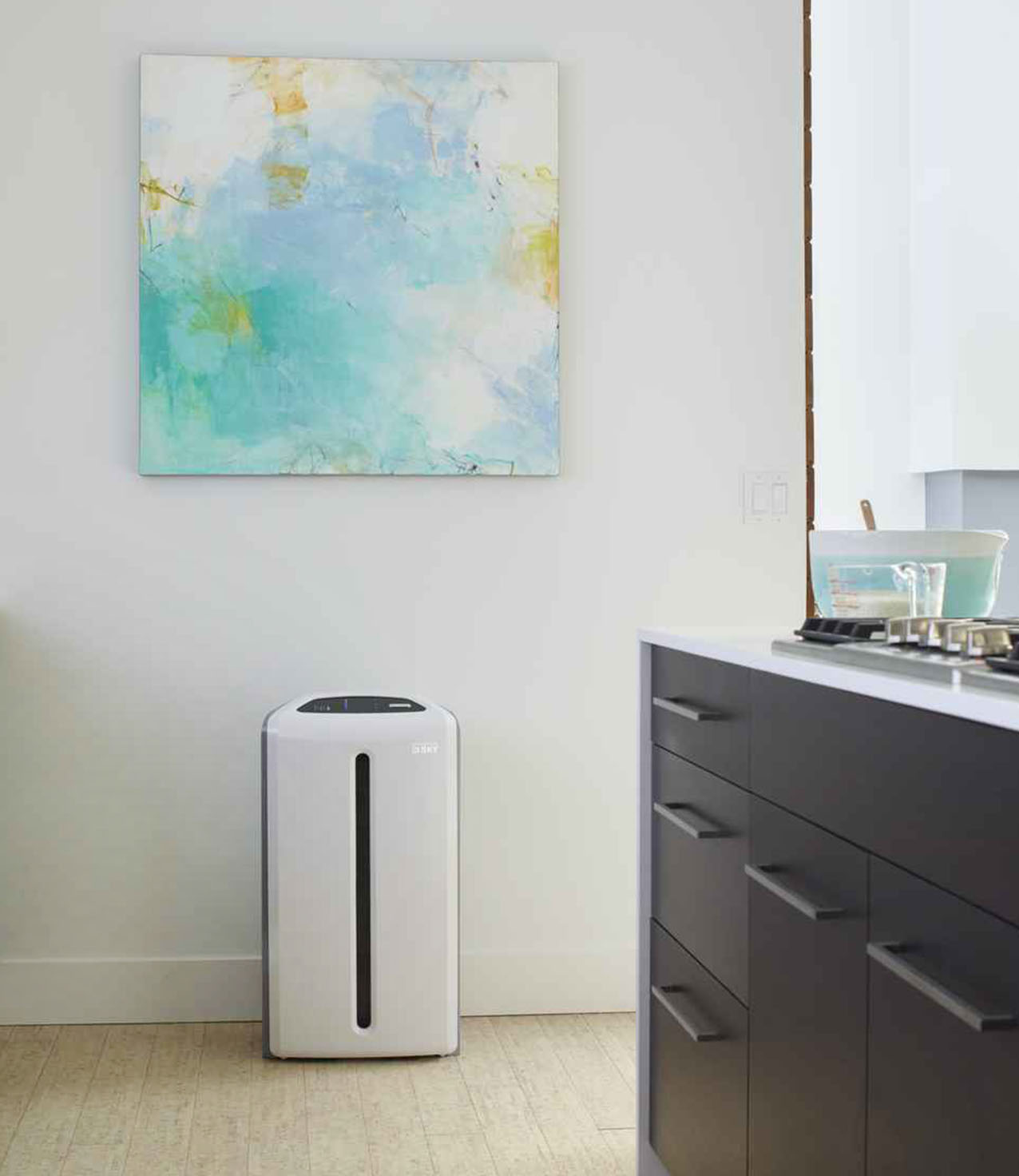 Grazie a un sistema di filtrazione a tre stadi, composto da pre-filtro, filtro HEPA e filtro a carbone, Atmosphere Sky™ di Amway è in grado di eliminare fino al 99,99% delle microparticelle ultrafini, fino a 0,0024 μm, rimuovendo oltre 300 diversi contaminanti presenti nell’aria, tra cui allergeni, pollini, sostanze chimiche, batteri, spore fungine e numerosi virus. Può essere controllato da remoto tramite app, ha CADR di 510 mc/h e ripulisce dagli inquinanti una stanza di 20 mq in meno di 10 minuti. Misura L 41 x P 31 x H 75 cm. Prezzo 1.980 euro. www.amway.it