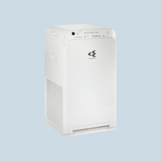 Il purificatore d’aria MC55W Daikin utilizza la tecnologia Streamer™, capace di scomporre e neutralizzare agenti inquinanti come virus, batteri e allergeni. Funziona in modalità automatica grazie ad un sensore integrato che controlla in modo continuo la qualità dell’aria e ha filtro HEPA che cattura e decompone efficacemente le particelle fini e ultrafini. Misura L 27 x P 27 x H 50 cm. Prezzo 299 euro. www.daikin.it