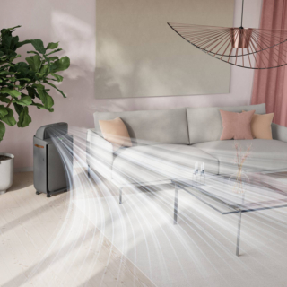 Pure 700 EPU72571UG di Electrolux ha sistema Pure2Me con cappa regolabile e deflettori oscillanti in 3 diverse opzioni per indirizzare l'aria pulita esattamente dove necessario. Ha sistema di filtraggio antibatterico e antivirale a 4 fasi, con prefiltro, HEPA e carbone attivo, che catturano fino al 99,97% delle particelle sospese nell'aria pari a 0,3 micron (μm), come polvere domestica, peli di animali, polline di alberi ed erba. Gestibile da remoto durante la stagione estiva la funzione ventola funziona come rinfrescatore d’aria. Misura L 41 x P 25 x H 65 cm. Prezzo 499,99 euro. www.electrolux.it