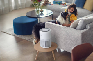 Pur se di dimensioni contenute, Pure Protect Mini Serie 900 di Philips ha un filtraggio CADR di 250 mc/h e può purificare una stanza di 20 mq in meno di 12 minuti. Rimuove il 99,99% di allergeni di acari della polvere, polline, animali o spore di muffa e ha filtraggio a 3 strati con prefiltro, HEPA NanoProtect e carboni attivi. È associabile ad app per il controllo. Misura Ø 24 x H 36 cm. Prezzo 170 euro. www.philips.it