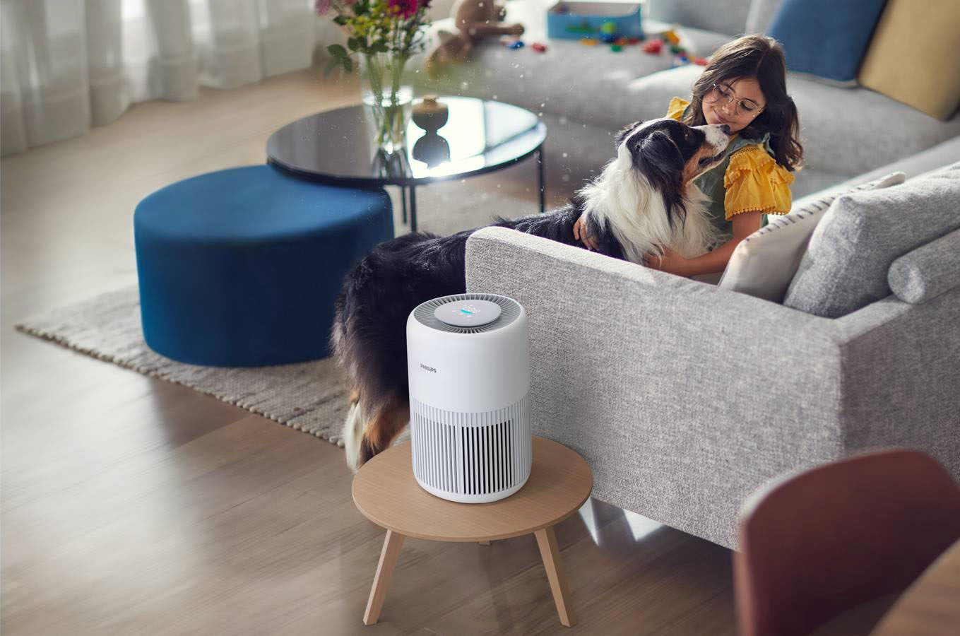 Pur se di dimensioni contenute, Pure Protect Mini Serie 900 di Philips ha un filtraggio CADR di 250 mc/h e può purificare una stanza di 20 mq in meno di 12 minuti. Rimuove il 99,99% di allergeni di acari della polvere, polline, animali o spore di muffa e ha filtraggio a 3 strati con prefiltro, HEPA NanoProtect e carboni attivi. È associabile ad app per il controllo. Misura Ø 24 x H 36 cm. Prezzo 170 euro. www.philips.it