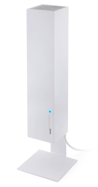 All’interno di SanificaAria 30 di Beghelli, l’aria è aspirata attraverso un sistema di ventole e canalizzata a contatto con la luce ultravioletta, da cui fuoriesce sanificata. La sanificazione può essere quindi continua, 24 ore al giorno, anche mentre le persone sono presenti nell’ambiente. Idoneo per trattare ambienti di dimensioni fino a 50 mq, abbatte fino al 99,9% di virus e batteri. Misura L 10 x P 10 x H 58 cm. Prezzo 99 euro. www.beghelli.it