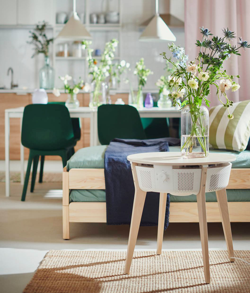 Il tavolino Starkvind di Ikea è completo di purificatore d'aria. Impostato sulla modalità automatica, rileva le particelle sospese nell'aria e imposta in autonomia la velocità della ventola, ma può essere anche regolato manualmente o gestito tramite app. Ha filtro antiparticolato che può filtrare circa il 99,5% delle particelle più piccole sospese nell'aria. Misura Ø 54 x H 55 cm. Prezzo 159 euro. www.ikea.it