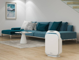 Aura Absolute è il purificatore di Olimpia Splendid con tecnologia di filtrazione a triplo stadio, efficace fino al 99,99%sulle particelle fino a 0,3 micron. Oltre al filtro HEPA 14, è dotato di una lampada UV-C ad azione germicida e di uno ionizzatore che, caricando negativamente l’aria, la libera dalle particelle inquinanti. Analizza in tempo reale la qualità dell’aria, si autoregola per una purificazione efficace e riporta i dati attraverso l’indicatore luminoso a 4 colori. È inoltre dotato di wi-fi integrato e può essere gestito da smartphone attraverso app. Misura L 44,5 x P 24 x H 68 cm. Prezzo 499 euro. www.olimpiasplendid.it