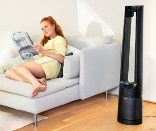 Oltre alla depurazione, LV 500 PureFlow di Beurer offre anche un raffrescamento intenso grazie a un flusso d’aria a turbolenza e a un’oscillazione di 130°, che distribuisce l’aria in modo uniforme nell’ambiente. Ha 12 livelli di velocità e 5 programmi dedicati ed è dotato di un sistema di filtraggio a tre strati composto da prefiltro, filtro HEPA H13 con capacità filtrante del 99,95% e filtro ai carboni attivi. La funzione Lights Off consente di disattivare display e indicatori luminosi per un comfort ottimale durante il riposo. Misura Ø 23 x H 111 cm. Prezzo 299,99 euro. www.beurer.com/it