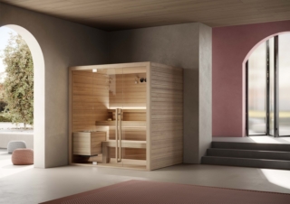 La sauna da interno MOOD di Jacuzzi® offre quattro differenti dimensioni personalizzabili con i modelli Mood S, M, L e XL. Può ospitare da 2 a 8 persone ed essere installata ad angolo, centro parete o in nicchia. È dotata di termometro e igrometro con clessidra, mastello con mestolo in legno, poggiatesta e poggiaschiena amovibili e di pedana arrotolabile a listelli. La stufa professionale, finlandese o biosauna/finlandese, consente di regolare la temperatura e programmare le fasi di accensione e spegnimento. Il sistema di sicurezza include un pulsante di allarme e stop totale. Ha pareti autoportanti cablate e pannello di controllo con display multilingua. L’illuminazione interna è a LED e ha sistema audio wireless con casse acustiche. Prezzo del modello Mood M in foto, che misura L 200 x P 150 x 210 H cm, a partire da 16.000 euro. www.jacuzzi.com