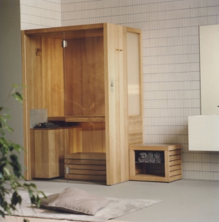 La collezione Natural di Effe propone un sistema coordinato per hammam, sauna finlandese e cabina a infrarossi, concepiti come moduli indipendenti o combinabili. In legno Aspen termotrattato ha un design leggero ed ergonomico e dimensioni contenute. Il volume ridotto assicura un significativo risparmio energetico. La porta e la vetrata fontale sono in vetro temperato 8 mm, così come la vetrata laterale in vetro extra chiaro satinato. Il modello Natural Sauna in foto è realizzato, all’interno e all’esterno, in legno Aspen termotrattato e misura L 140 x P 105 x H 214 cm. Prezzo da rivenditore. www.effe.it