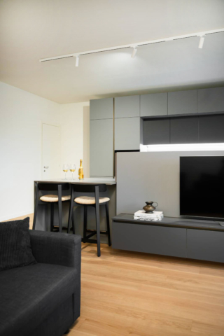 Soggiorno e penisola cucina casa Helvetia ph. Stella Giulia Casarin Architempore