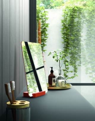 Lo specchio da appoggio Brio di Cerasa ha basamento in resina laccata color Ral 2001. Misura L 25 x H 37,9 cm. Prezzo, Iva esclusa, 83 euro. www.cerasa.it