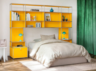 Una colorazione accesa per la struttura letto ponte di USM Haller che incornicia la testata del letto e permette di esporre libri e oggetti. Gli elementi contenitore laterali fungono da comodini ottimizzando al meglio lo spazio. È disponibile in 14 varianti di colore. Prezzo su progetto. https://shops.usm.com