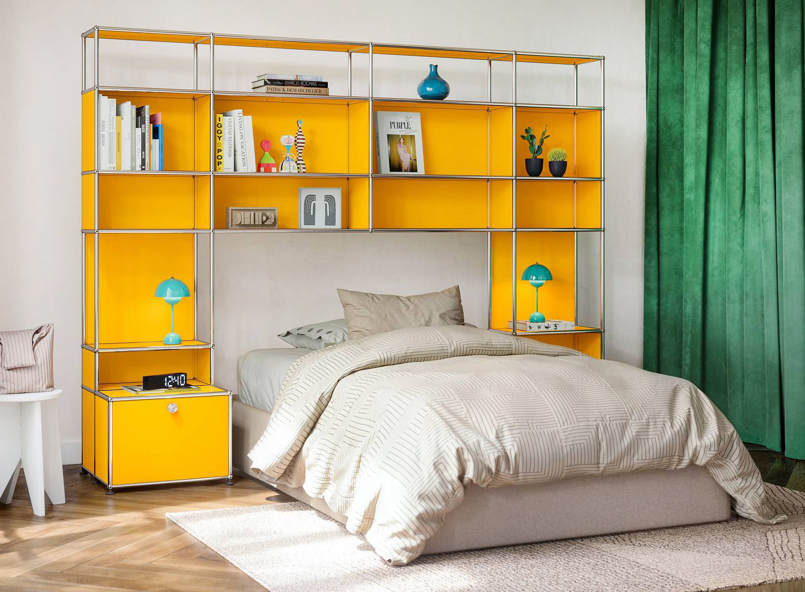 Una colorazione accesa per la struttura letto ponte di USM Haller che incornicia la testata del letto e permette di esporre libri e oggetti. Gli elementi contenitore laterali fungono da comodini ottimizzando al meglio lo spazio. È disponibile in 14 varianti di colore. Prezzo su progetto. https://shops.usm.com