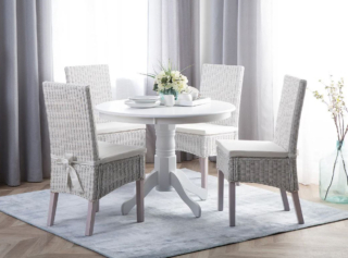 Il tavolo Akron ha il piano rotondo in resistente MDF e un basamento  centrale in legno verniciato bianco che ne sottolinea lo stile rétro. Misura Ø 100 x H 76 cm. Prezzo 249 euro. Intorno trovano posto le sedie Andes con lo schienale alto in rattan bianco intrecciato a mano. Misurano L 46 x P 50 x H 96 cm. Prezzo 379 euro (per il set da 2 pezzi). Tutto di Beliani. www.beliani.it