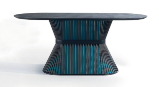 Il tavolo Lucrezio di Caimi ha la base in acciaio verniciato con elementi fonoassorbenti all'interno. Il piano ha struttura a sandwich con anima in Mdf e alluminio rivestito in cemento spazzolato a mano. La base misura L 104 x P 55 x H 72,5 cm. Il piano, ovale o rotondo è in più misure. Costa a partire da 5.000 euro. www.caimi.com