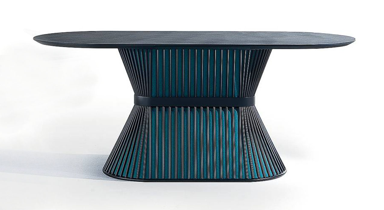 Il tavolo Lucrezio di Caimi ha la base in acciaio verniciato con elementi fonoassorbenti all'interno. Il piano ha struttura a sandwich con anima in Mdf e alluminio rivestito in cemento spazzolato a mano. La base misura L 104 x P 55 x H 72,5 cm. Il piano, ovale o rotondo è in più misure. Costa a partire da 5.000 euro. www.caimi.com