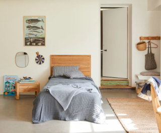 Il calore del legno per la testiera del letto Minimalys di Tikamoon che si trova al centro della cameretta in stile naturale. La forma squadrata e lineare mette in evidenza le venature del Teak massello certificato FSC®; inoltre, il sistema di fissaggio a parete garantisce la massima sicurezza ai bambini anche durante giochi scatenati. Misura L 95 x P 3 x H 95 cm. Prezzo 209 euro. Il comodino coordinato è dotato di due comodi cassetti. Misura L 50 x P 30 x H 35 cm. Prezzo 199 euro. https://www.tikamoon.it Il calore del legno per la testiera del letto Minimalys di Tikamoon che si trova al centro della cameretta in stile naturale. La forma squadrata e lineare mette in evidenza le venature del Teak massello certificato FSC®; inoltre, il sistema di fissaggio a parete garantisce la massima sicurezza ai bambini anche durante giochi scatenati. Misura L 95 x P 3 x H 95 cm. Prezzo 209 euro. Il comodino coordinato è dotato di due comodi cassetti. Misura L 50 x P 30 x H 35 cm. Prezzo 199 euro. https://www.tikamoon.it