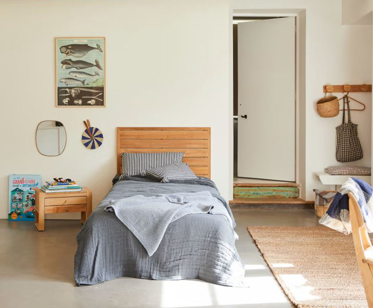 Il calore del legno per la testiera del letto Minimalys di Tikamoon che si trova al centro della cameretta in stile naturale. La forma squadrata e lineare mette in evidenza le venature del Teak massello certificato FSC®; inoltre, il sistema di fissaggio a parete garantisce la massima sicurezza ai bambini anche durante giochi scatenati. Misura L 95 x P 3 x H 95 cm. Prezzo 209 euro. Il comodino coordinato è dotato di due comodi cassetti. Misura L 50 x P 30 x H 35 cm. Prezzo 199 euro. https://www.tikamoon.it Il calore del legno per la testiera del letto Minimalys di Tikamoon che si trova al centro della cameretta in stile naturale. La forma squadrata e lineare mette in evidenza le venature del Teak massello certificato FSC®; inoltre, il sistema di fissaggio a parete garantisce la massima sicurezza ai bambini anche durante giochi scatenati. Misura L 95 x P 3 x H 95 cm. Prezzo 209 euro. Il comodino coordinato è dotato di due comodi cassetti. Misura L 50 x P 30 x H 35 cm. Prezzo 199 euro. https://www.tikamoon.it