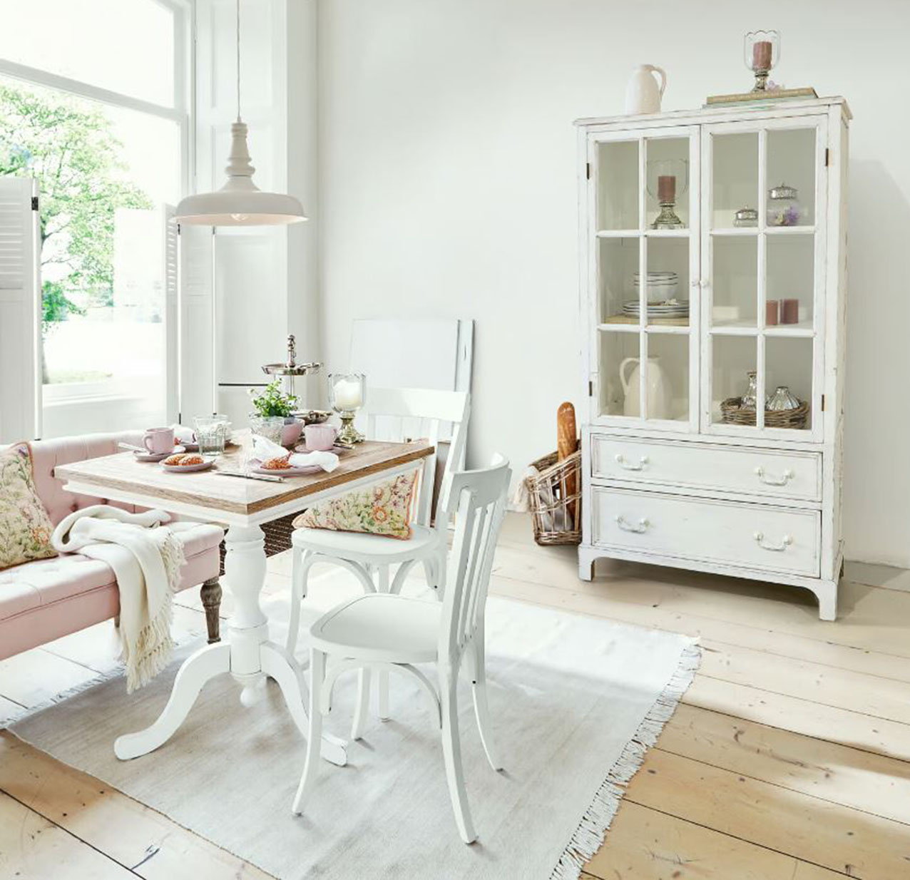 Ha la superficie rifinita con una finitura anticata bianca la vetrina Jarrowfield di Loberon: la struttura, con due cassetti nella parte inferiore, è realizzata in legno di pino. Misura L 86 x P 40 x H 161,5 cm. Prezzo 2.898 euro. www.loberon.it