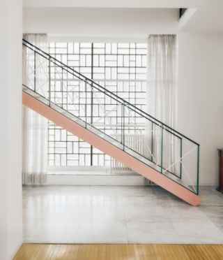 Scala in marmo e vetrata in vetrocemento a Villa Pestarini. foto Luigi Fiano