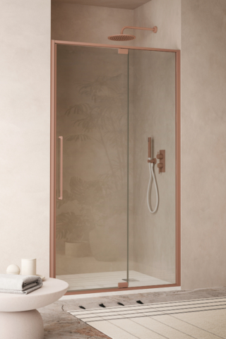 Box doccia Zefiro, configurazione in nicchia con porta battente e vetro fisso in linea; profili e dettagli in laccato Tan Pink e vetro in finitura trasparente 6 mm. In abbinamento, piatto doccia Pegaso in Laminam Calce Bianco da L 100 x P 80 cm.