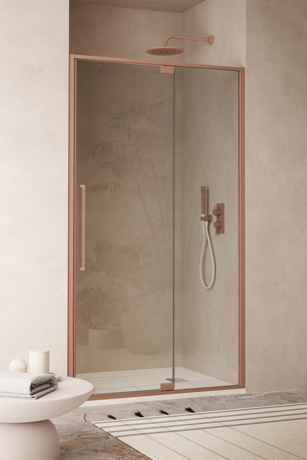 Box doccia Zefiro, configurazione in nicchia con porta battente e vetro fisso in linea; profili e dettagli in laccato Tan Pink e vetro in finitura trasparente 6 mm. In abbinamento, piatto doccia Pegaso in Laminam Calce Bianco da L 100 x P 80 cm.