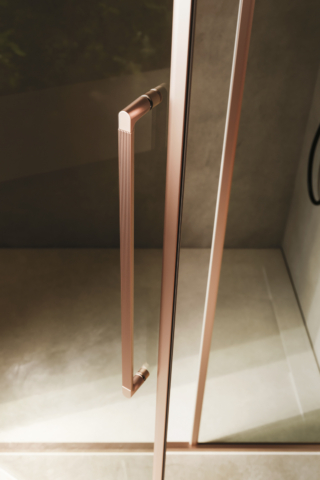 Dettaglio del box doccia Zefiro, maniglia in alluminio con raffinato effetto cannettato in finitura Metal Rame.