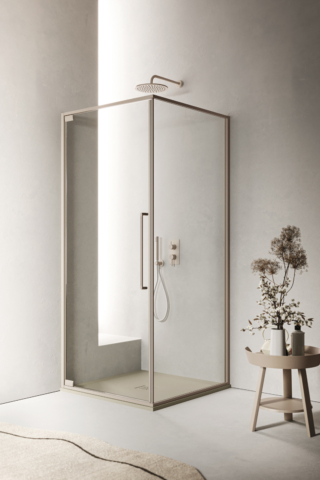 Box doccia Zefiro, configurazione ad angolo con porta battente e vetro laterale; profili e dettagli in laccato Corda e vetro in finitura trasparente 6 mm. In abbinamento, piatto doccia Linear in Geacril Corda da L 90 x P 90 cm.