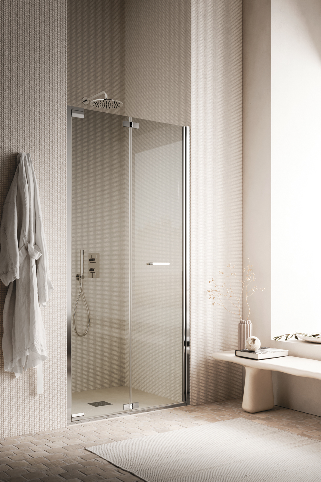 Box doccia Zefiro Light, configurazione in nicchia con porta pieghevole; profili e dettagli in Brill e vetro in finitura trasparente 6 mm. In abbinamento, piatto doccia Pegaso in Laminam da L 90 x P 80 cm.