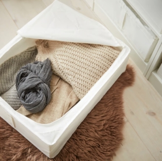 La custodia Skubb di Ikea si può collocare nell'armadio o sotto il letto ed è ideale per organizzare e proteggere dalla polvere i vestiti stagionali o le coperte. Per sfruttare al meglio il guardaroba puoi combinarla con gli altri contenitori e scatole. Misure 43x53x19 cm. Prezzo 6,95 euro. www.ikea.com