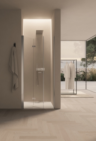 Apertura salvaspazio anche per la doccia. Omega di Disenia come in foto, in vetro con apertura a soffietto, misura  L 100 x H 198 cm, spessore vetro 6 mm. Prezzo a partire da 844 euro Iva esclusa.
