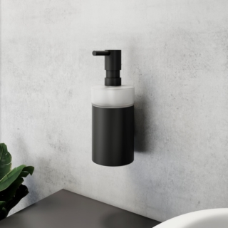 Il dispenser portasapone Viverso di Reuter, collezione x elo in finitura nero opaco, è realizzato in metallo e vetro satinato. Prezzo al pubblico 107,69  euro IVA inclusa. Disponibile solo su www.reuter.com