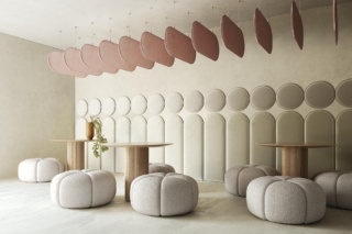 I pannelli bifacciali fonoassorbente Silhouette di Isolspace uniscono la semplicità e la perfezione del cerchio alla leggerezza di forme ovali e sinuose. Tre pannelli di diverse dimensioni, perfetti da soli ma che raggiungono il massimo del loro potenziale quando combinati. Diverse tipologie di applicazioni: Wall, baffle, ceiling, desk, stand and totem.
Disponibile in quattro diverse palette di tessuti. https://isolspace.it/it/collezioni/panoramica-silhouette/