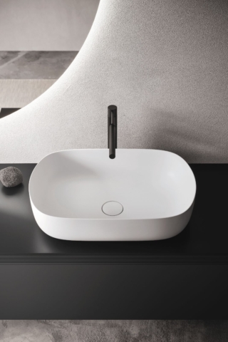 Il lavabo Milù 60 in tekno Deimos bianco opaco di Arbi Arredobagno ha linee essenziali che valorizzano ogni ambiente bagno. La finitura opaca dona un tocco sofisticato e materico. Misure totali: L 60 x P 39 x H 15 cm. Prezzo al pubblico: 494 euro + Iva. ww.arbiarredobagno.it