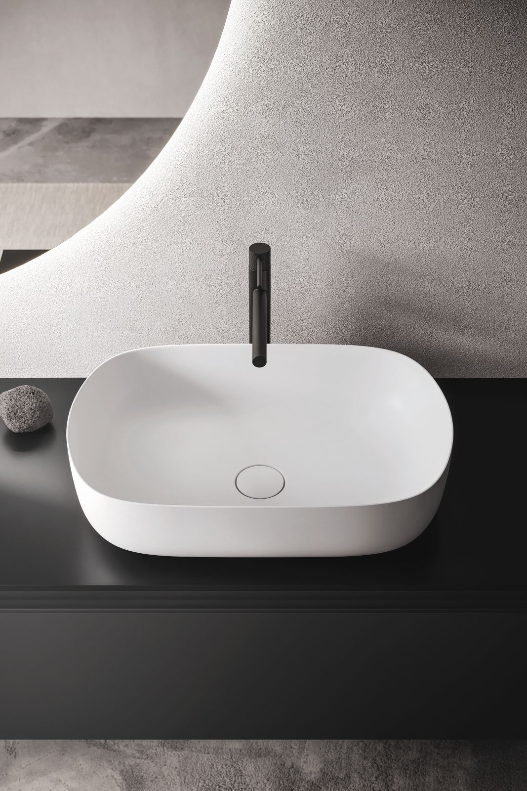 Il lavabo Milù 60 in tekno Deimos bianco opaco di Arbi Arredobagno ha linee essenziali che valorizzano ogni ambiente bagno. La finitura opaca dona un tocco sofisticato e materico. Misure totali: L 60 x P 39 x H 15 cm. Prezzo al pubblico: 494 euro + Iva. ww.arbiarredobagno.it