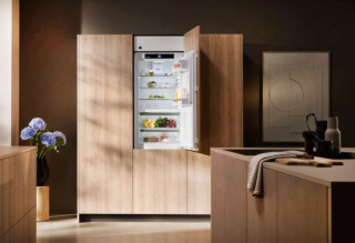 Da incasso, il combinato frigo-congelatore Liebherr ICBa 5123 offre un volume totale di 255 litri e una rumorosità di soli 32 dB. Da incasso, il combinato frigo-congelatore Liebherr ICBa 5123 offre un volume totale di 255 litri e una rumorosità di soli 32 dB.