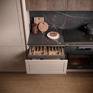 Il portaposate in rovere naturale è un dettaglio funzionale che ottimizza lo spazio interno del cassettone.