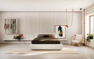 Dietro la testiera tessile del letto Toffee, una lunga Mensola 50 fissata alla boiserie a tutta altezza si trasforma in un comodino sospeso.