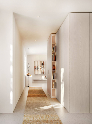 La composizione riveste il corridoio grazie al cambio di profondità con libreria, che consente di unire le diverse profondità del sistema.