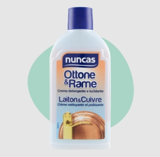 Nuncas Ottone e Rame è una crema per la lucidatura di tutti gli oggetti e le superfici in ottone, rame e bronzo. La sua formulazione contiene una sottilissima polvere abrasiva che rimuove dalla superficie impronte e ingiallimento dovuto al contatto con cibi e bevande, senza graffiare. Prezzo 7,80 euro. www.nuncas.com Nuncas Ottone e Rame è una crema per la lucidatura di tutti gli oggetti e le superfici in ottone, rame e bronzo. La sua formulazione contiene una sottilissima polvere abrasiva che rimuove dalla superficie impronte e ingiallimento dovuto al contatto con cibi e bevande, senza graffiare. Prezzo 7,80 euro. www.nuncas.com