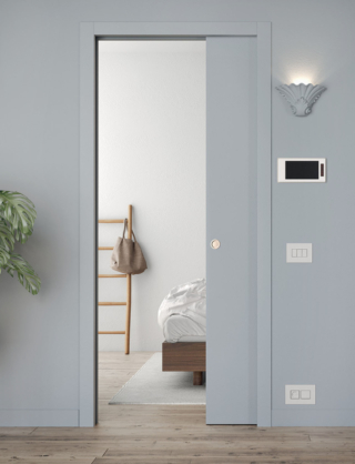 Il controtelaio per porte scorrevoli con stipiti Luce di Eclisse è il primo che consente l’inserimento nella stessa parete nella quale è alloggiato di punti luce, termostati, interruttori e cablaggi telefonici. Nella versione Luce Unico, le scatole elettriche possono essere fino a 5 per lato, nella versione Luce Estensione, pensata per due ante speculari, è possibile predisporre una sola anta o entrambe, arrivando fino ad un massimo di 20 scatole elettriche. Sul controtelaio Luce si possono installare pannelli porta scorrevoli standard presenti sul mercato oppure pannelli porta della gamma Eclisse, è disponibile con larghezze che variano da 60 a 130 cm e altezze da 100 a 260 cm. www.eclisse.it