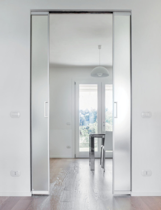 Il controtelaio per interni modello Syntesis Luce di Eclisse è minimale e high tech, dedicato a una o due ante scorrevoli speculari, privo di finiture esterne e predisposto l’inserimento di cablaggi permette infatti l’inserimento di termostati, prese e scatole elettriche sulla parete dove è alloggiato il controtelaio. Gli accorgimenti costruttivi quali i profili a struttura integrata permettono di ottenere un risultato di assoluta omogeneità della parete. Disponibile sia per versione intonaco che cartongesso per spessore parete finita 150 mm, www.eclisse.it